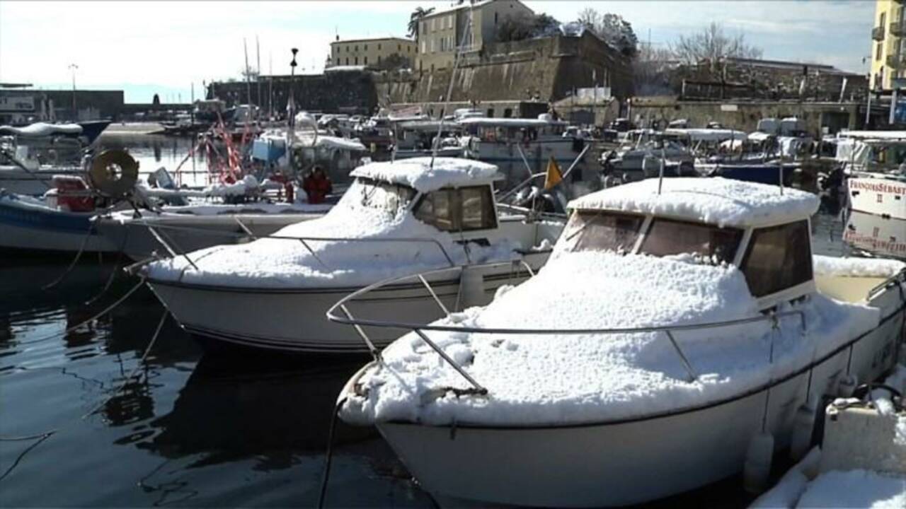 VIDÉO - La baie d'Ajaccio recouverte de neige, du jamais vu en 30 ans