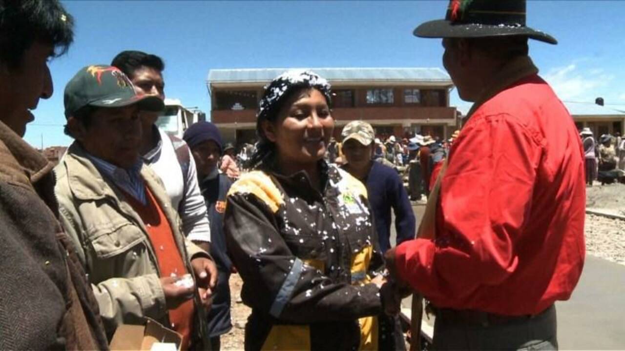 La maire bolivienne qui participe aux travaux d’une école