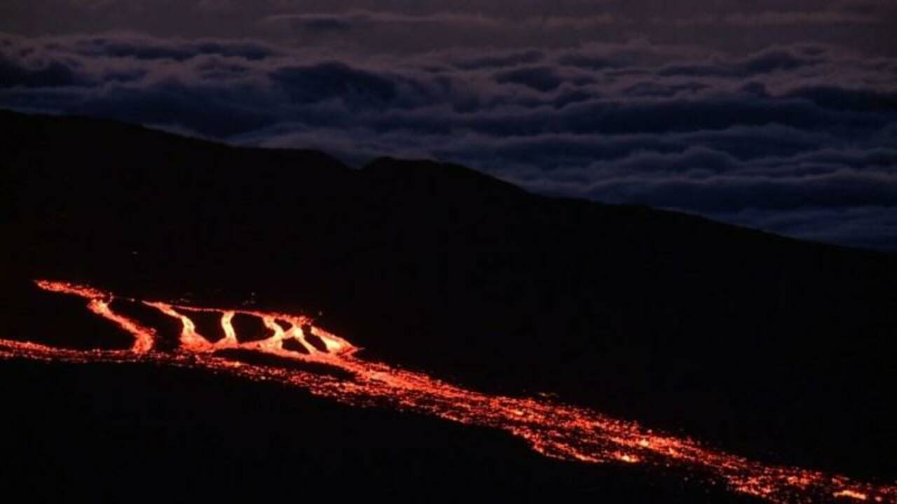VIDÉO - A La Réunion, le Piton de la Fournaise en éruption