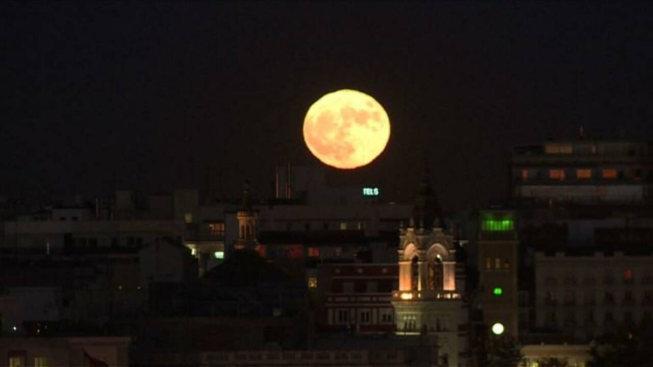 La "super lune" se lève sur Madrid