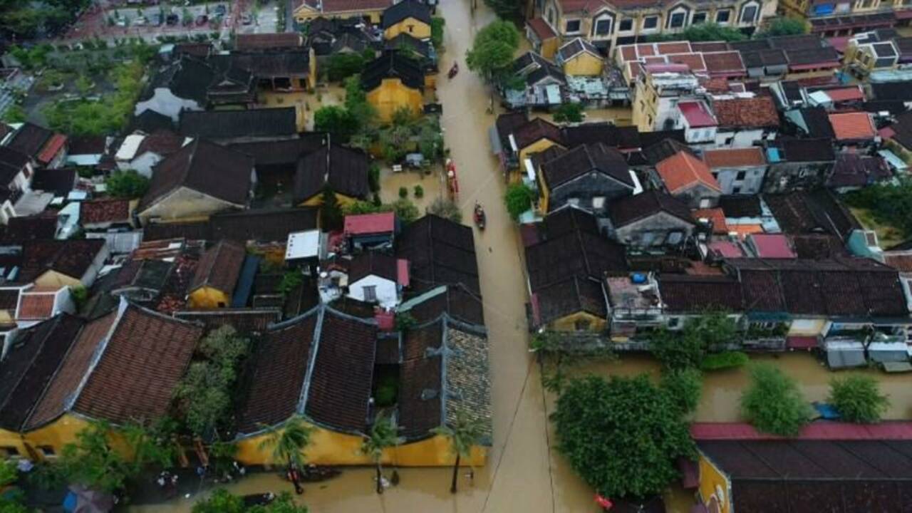 La veille ville d'Hoi An sous les eaux après le typhon Damrey