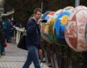 Lapins et œufs géants colorés dans les rues de Kiev pour Pâques