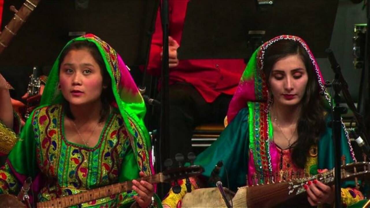 Le premier orchestre féminin d'Afghanistan clôture Davos