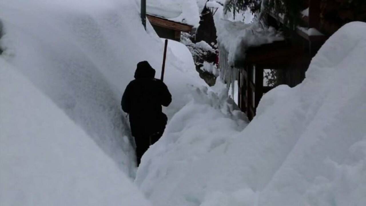 Le village du Tour en Haute-Savoie isolé par la neige