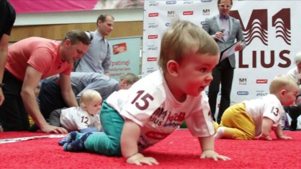 Les bébés lituaniens rivalisent à quatre pattes