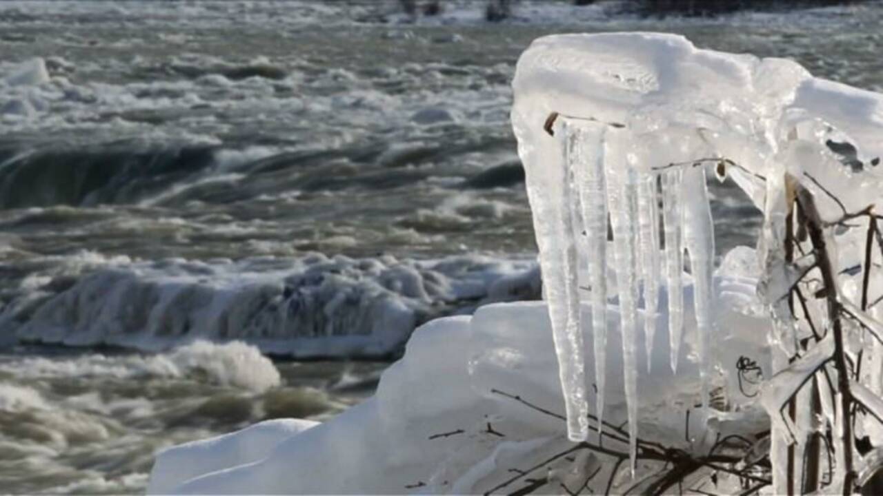 Les chutes du Niagara partiellement gelées