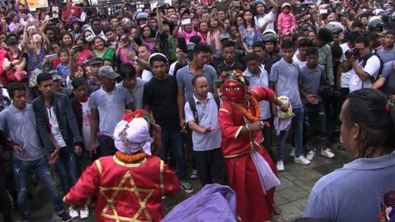 Les Népalais célèbrent le festival Indra Jatra à Katmandou