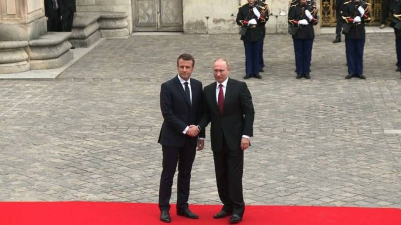 Macron reçoit Poutine en grande pompe au Château de Versailles