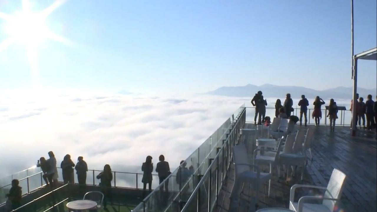 VIDÉO - Marchez sur une mer de nuages au Japon
