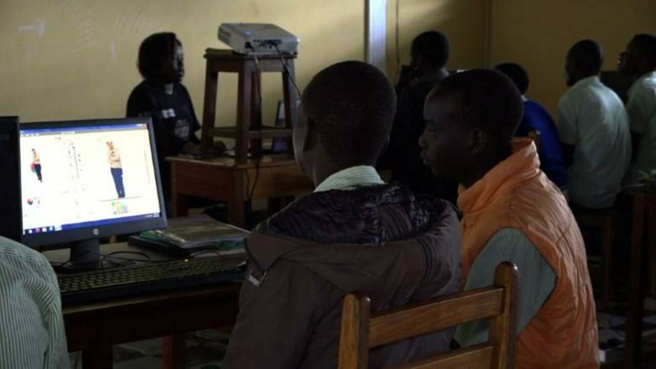 Ouganda : apprendre le code informatique aux éleveurs