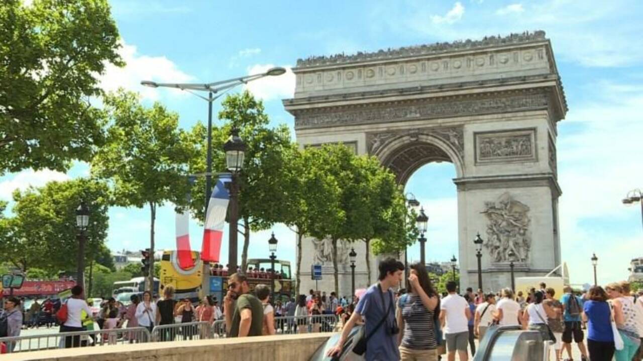 Paris: les touristes sont de retour après les attentats