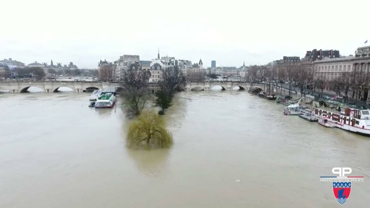 Pic de crue à Paris: images aériennes de la Seine