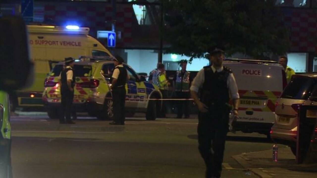 Piétons fauchés à Londres devant une mosquée: un mort, 8 blessés