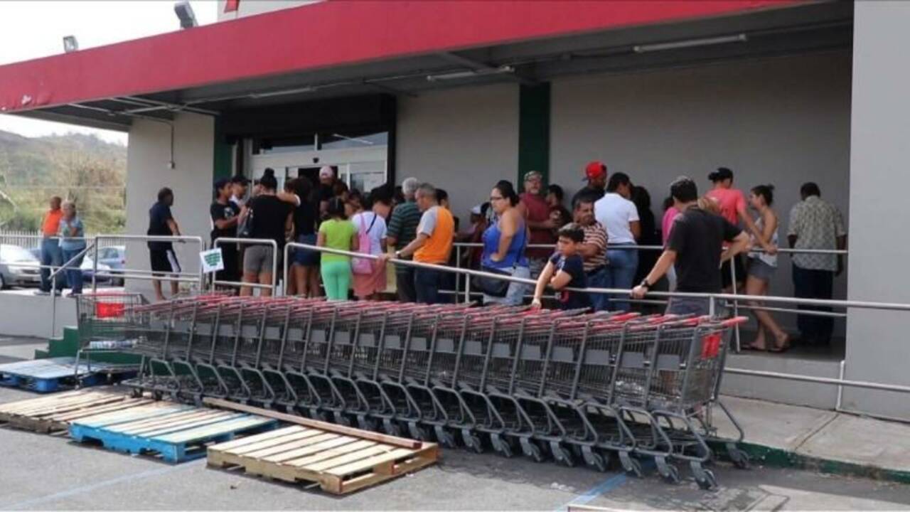 Porto Rico: files d'attente devant les supermarchés
