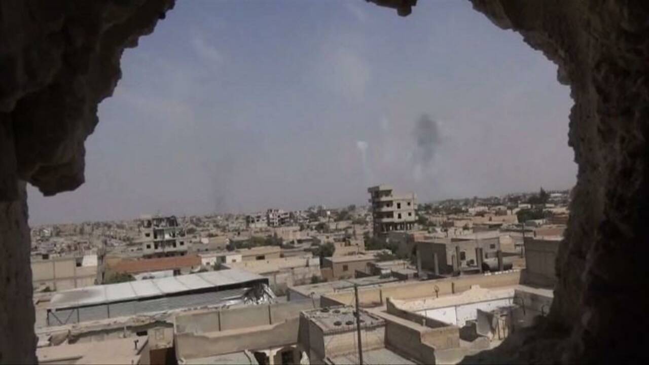 Raqa secouée par des frappes, avancée des forces anti-EI