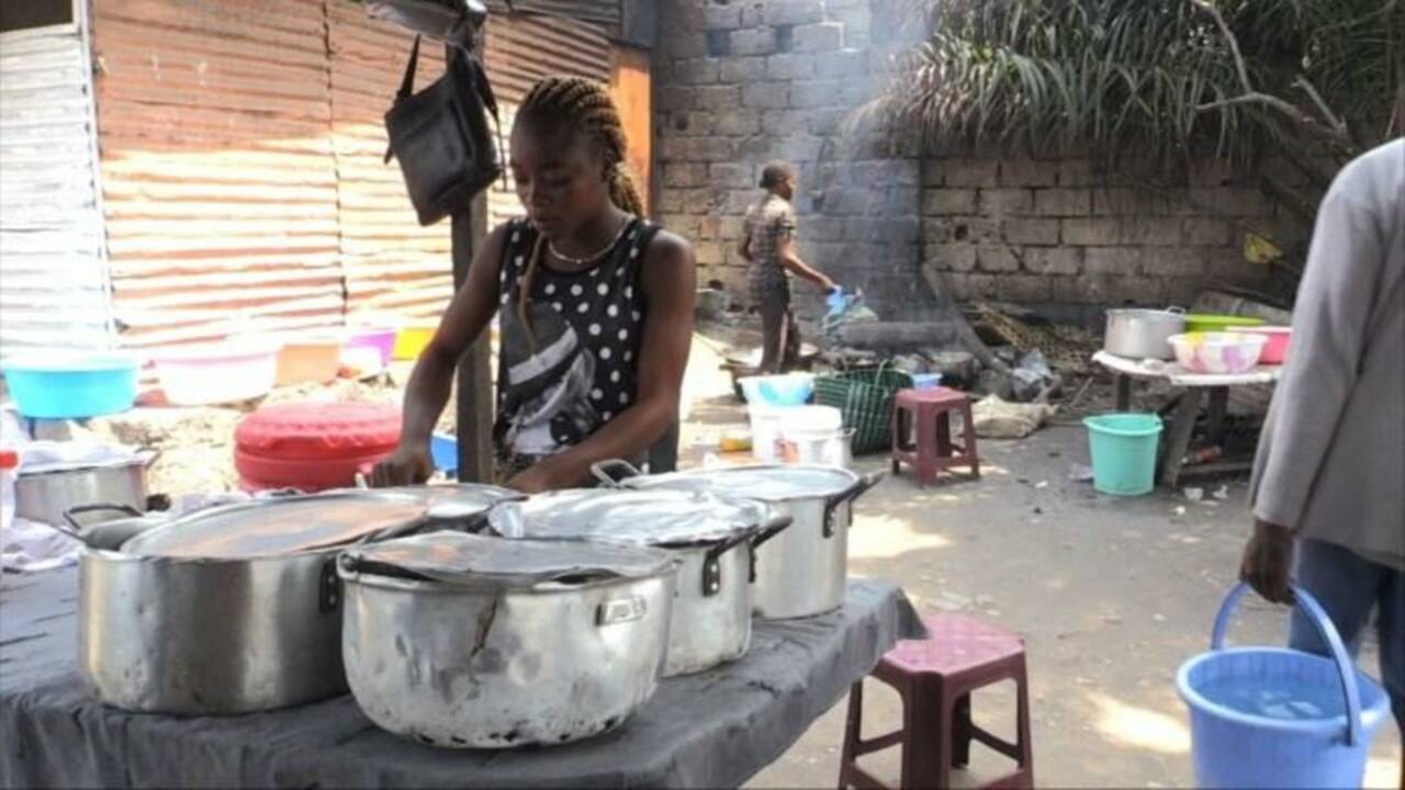 RDC: les malewa, des gargotes de rue, font recette à Kinshasa