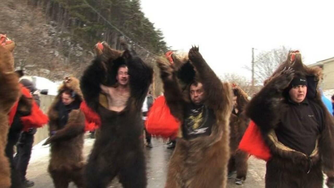Roumanie: un défilé d'ours pour chasser les mauvais esprits