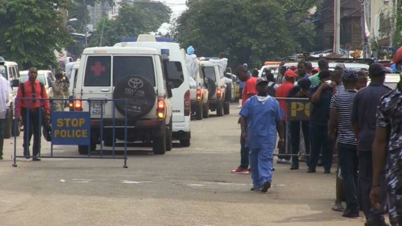 Sierra Leone: les proches viennent identifier les victimes