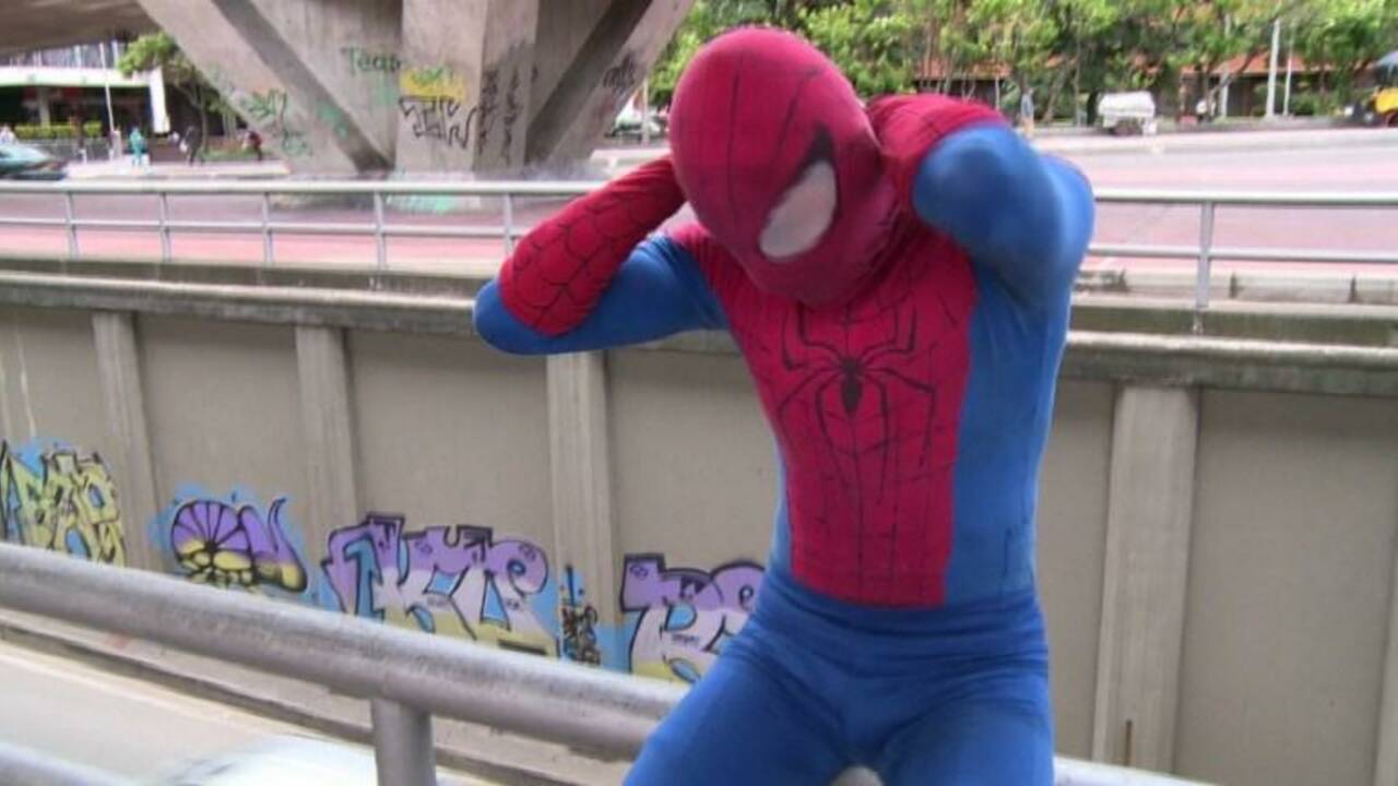 "Spiderman" tisse sa toile en Colombie, dans le ciel de Bogota