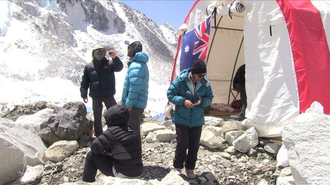 VIDÉO - Sur l'Everest, la salle des urgences la plus élevée du monde