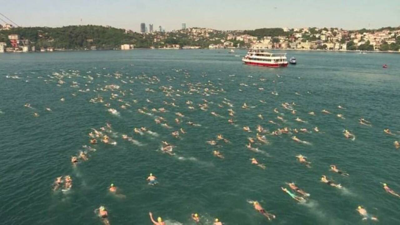 Turquie: 2.300 personnes traversent le Bosphore à la nage
