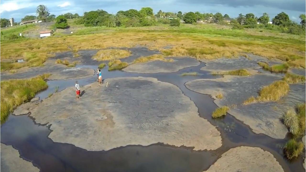VIDÉO - Un étonnant lac rempli d'asphalte... naturellement