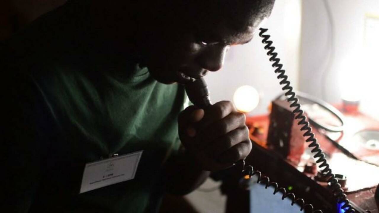 Un lycéen namibien crée un téléphone "gratuit"