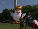 Un poulet géant à l'effigie de Trump près de la Maison Blanche