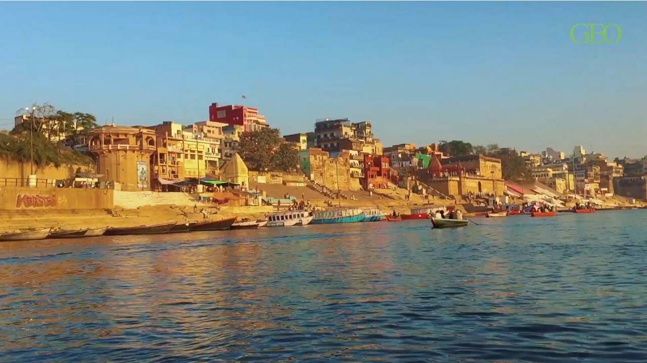 VIDÉO - Inde : escale à Varanasi, ville sainte en sursis