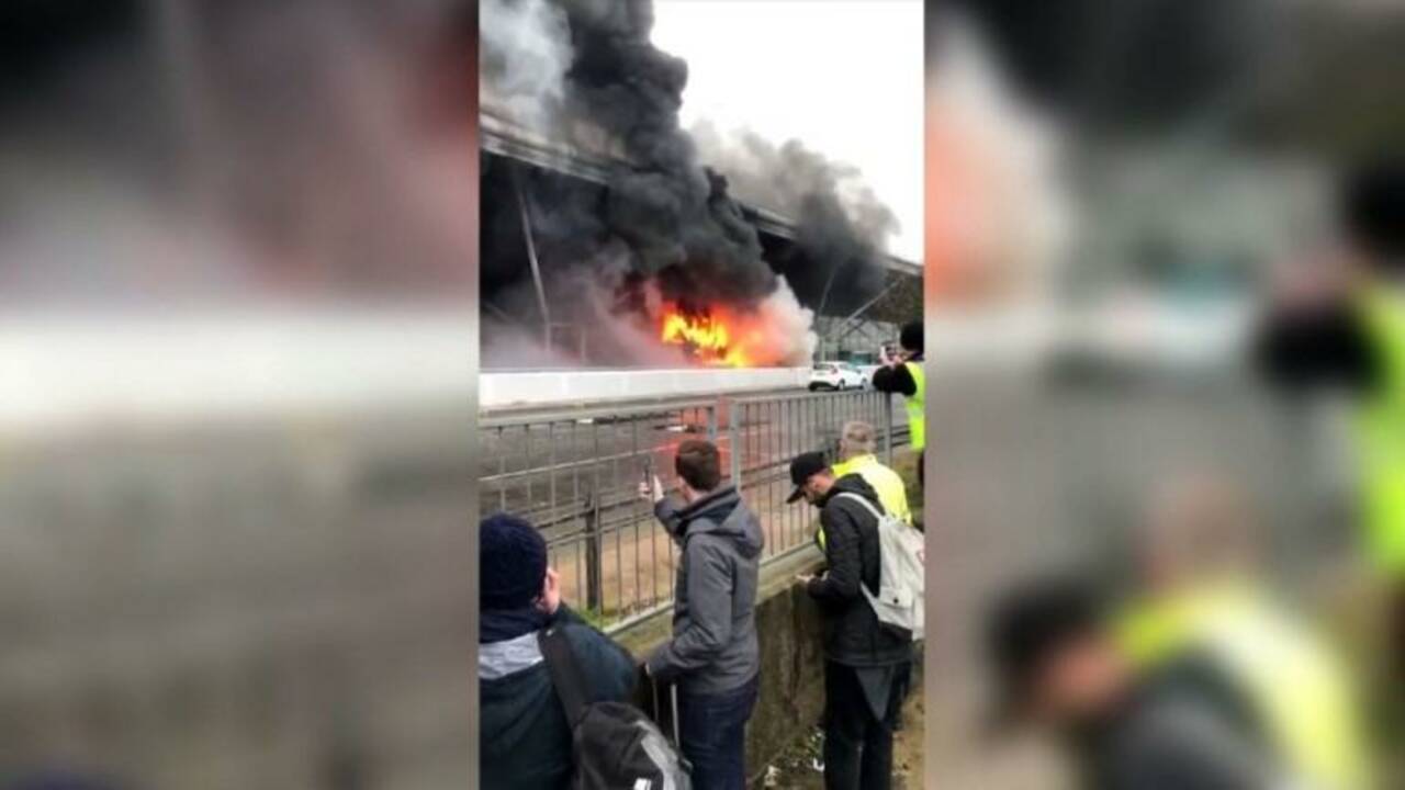 Vidéo amateur d'un incendie à l'aéroport londonien de Stansted