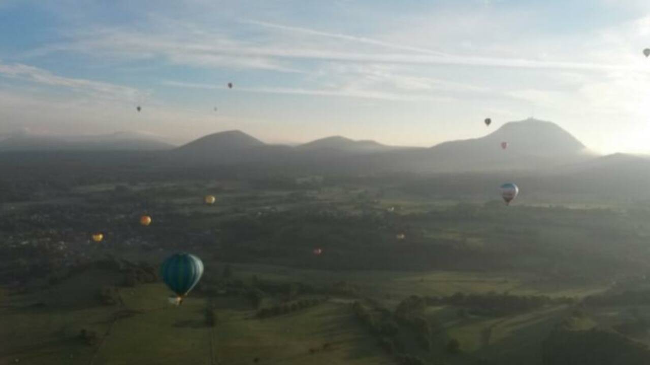 Les volcans d'Auvergne vus de montgolfière
