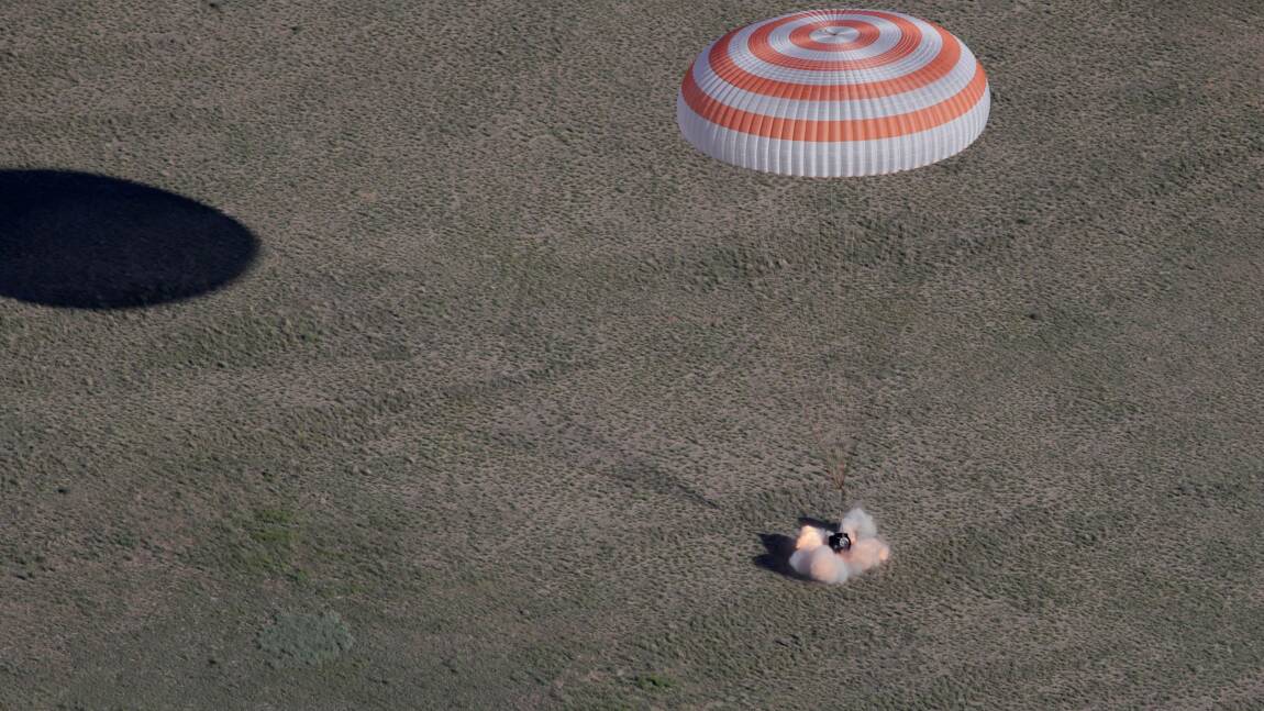 Retour sur Terre de trois astronautes de l'ISS avec un ballon pour le Mondial