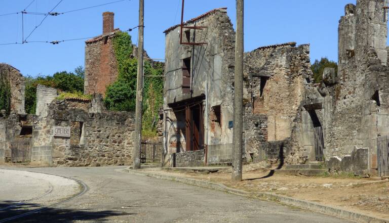 Rescapés dans les ruines Oradour-sur-Glane WW2 