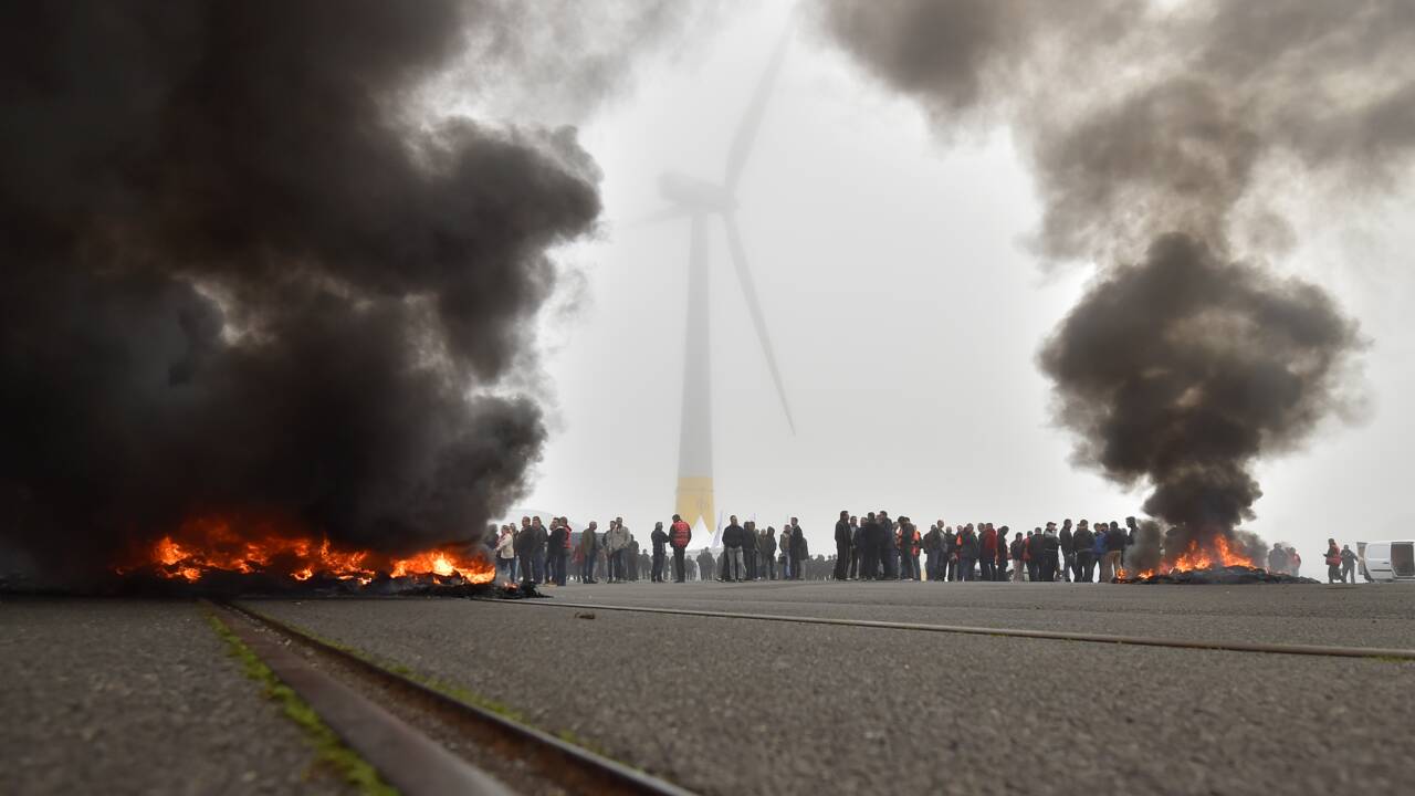 Très en retard, la France inaugure sa première éolienne en mer
