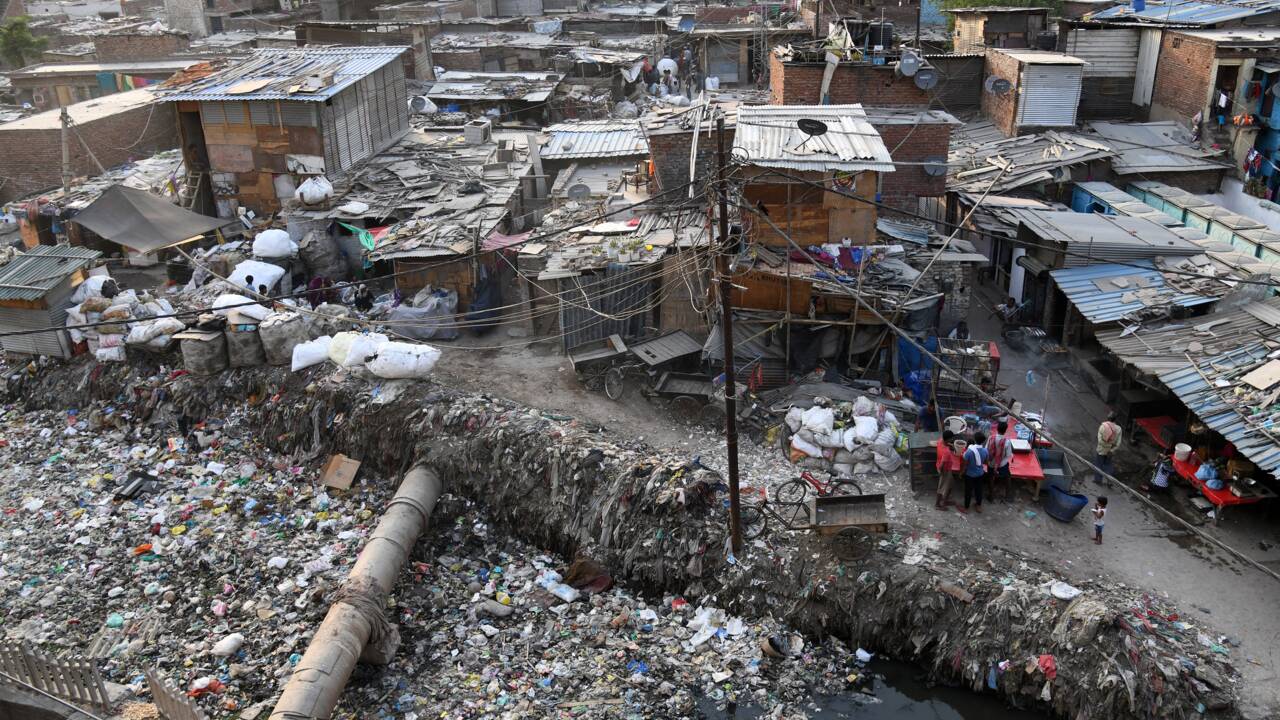 Dans un bidonville de Delhi, un océan de plastique