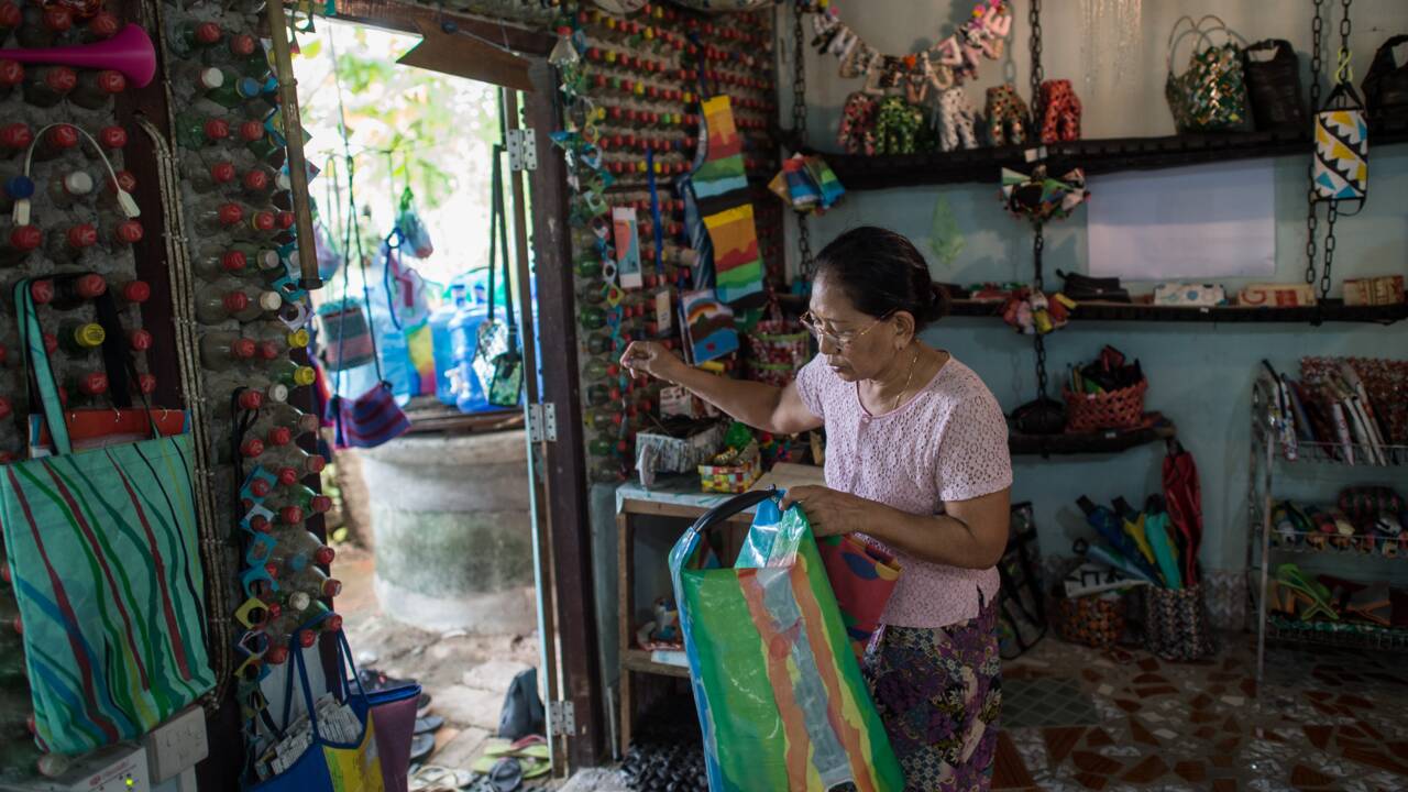 En Birmanie, des pionniers du recyclage en artisanat