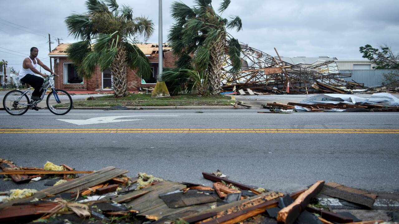 Les secours s'activent dans les zones dévastées par l'ouragan Michael