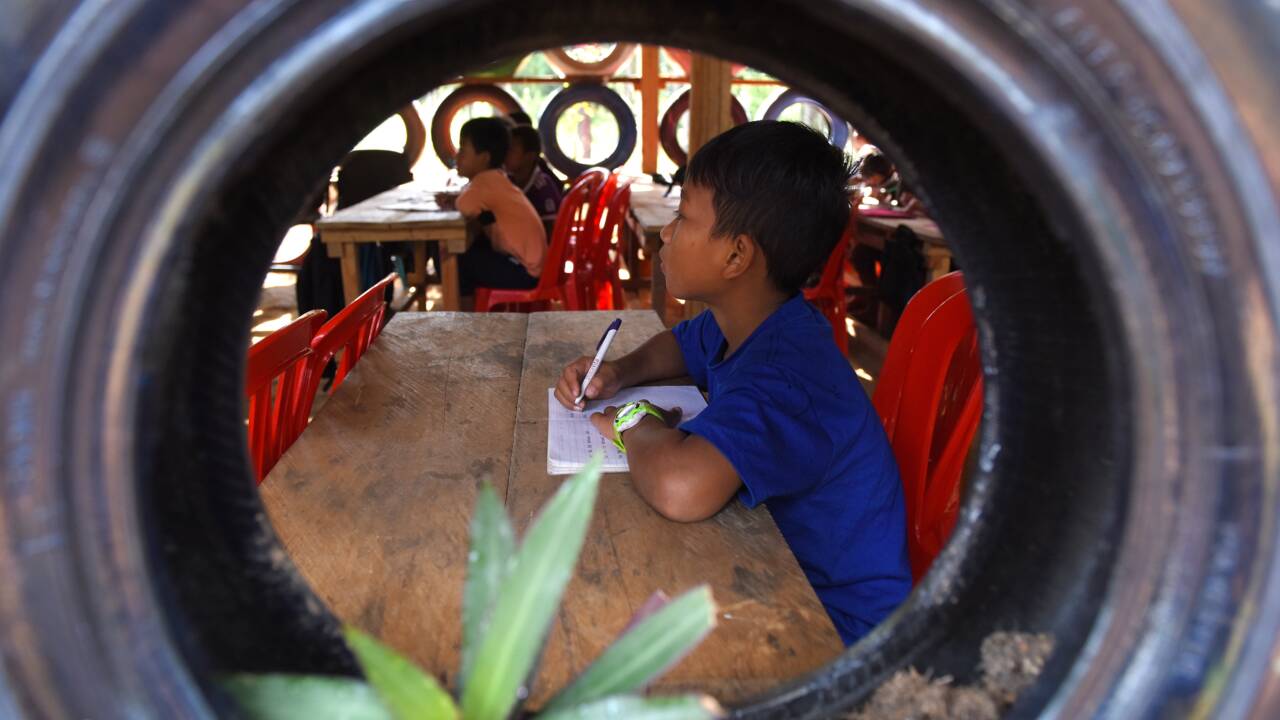Au Cambodge, des élèves collectent les déchets pour pouvoir étudier
