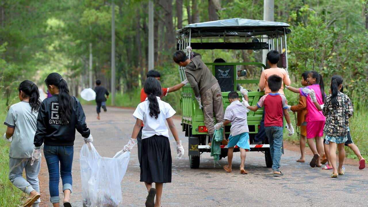 Au Cambodge, des élèves collectent les déchets pour pouvoir étudier
