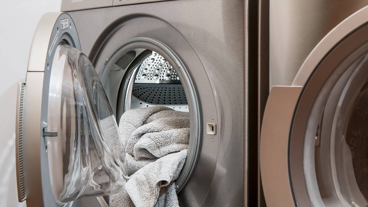 Le programme délicat de la machine à laver rejetterait bien plus de microfibres plastiques qu'un programme standard