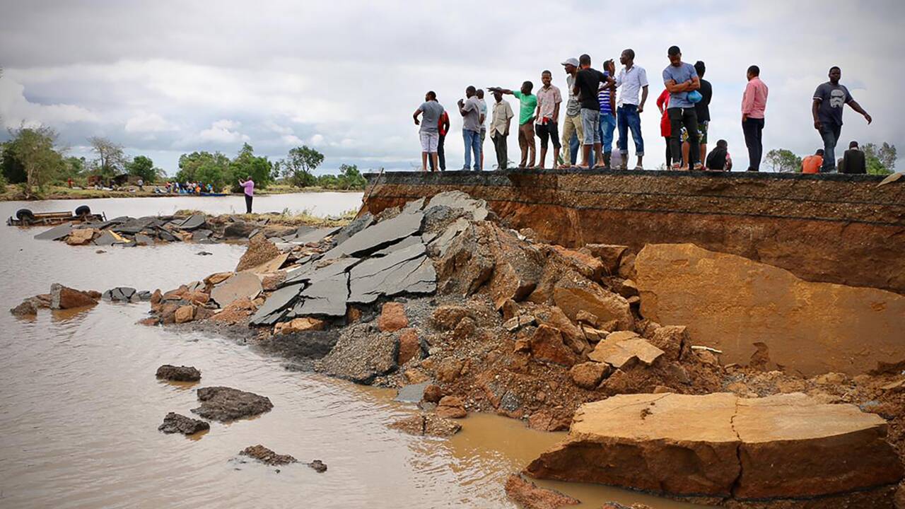 Cyclone Idai: 300 morts, course contre la montre pour sauver des vies
