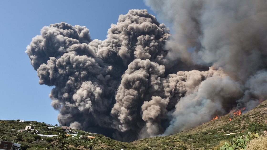 Nouvelle éruption du volcan Stromboli au large de la ...