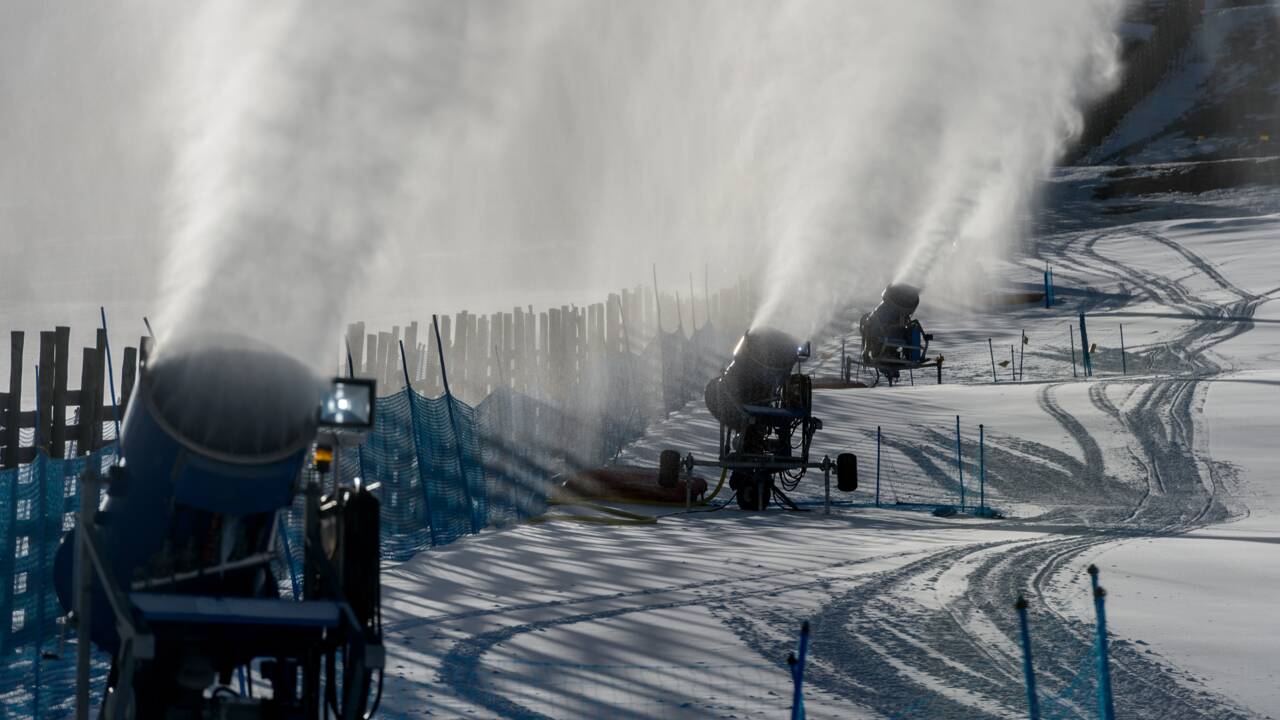 Chili: le changement climatique oblige les stations de ski à utiliser des canons à neige