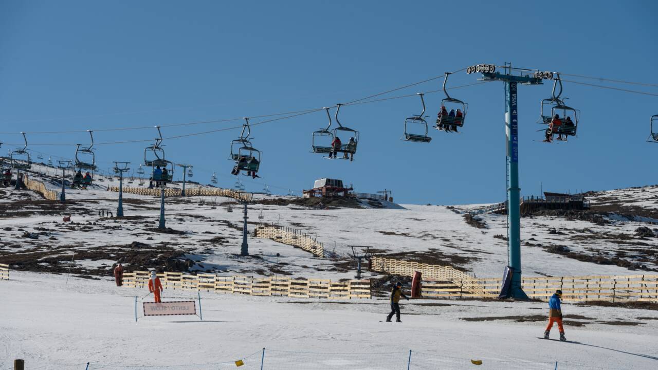 Chili: le changement climatique oblige les stations de ski à utiliser des canons à neige