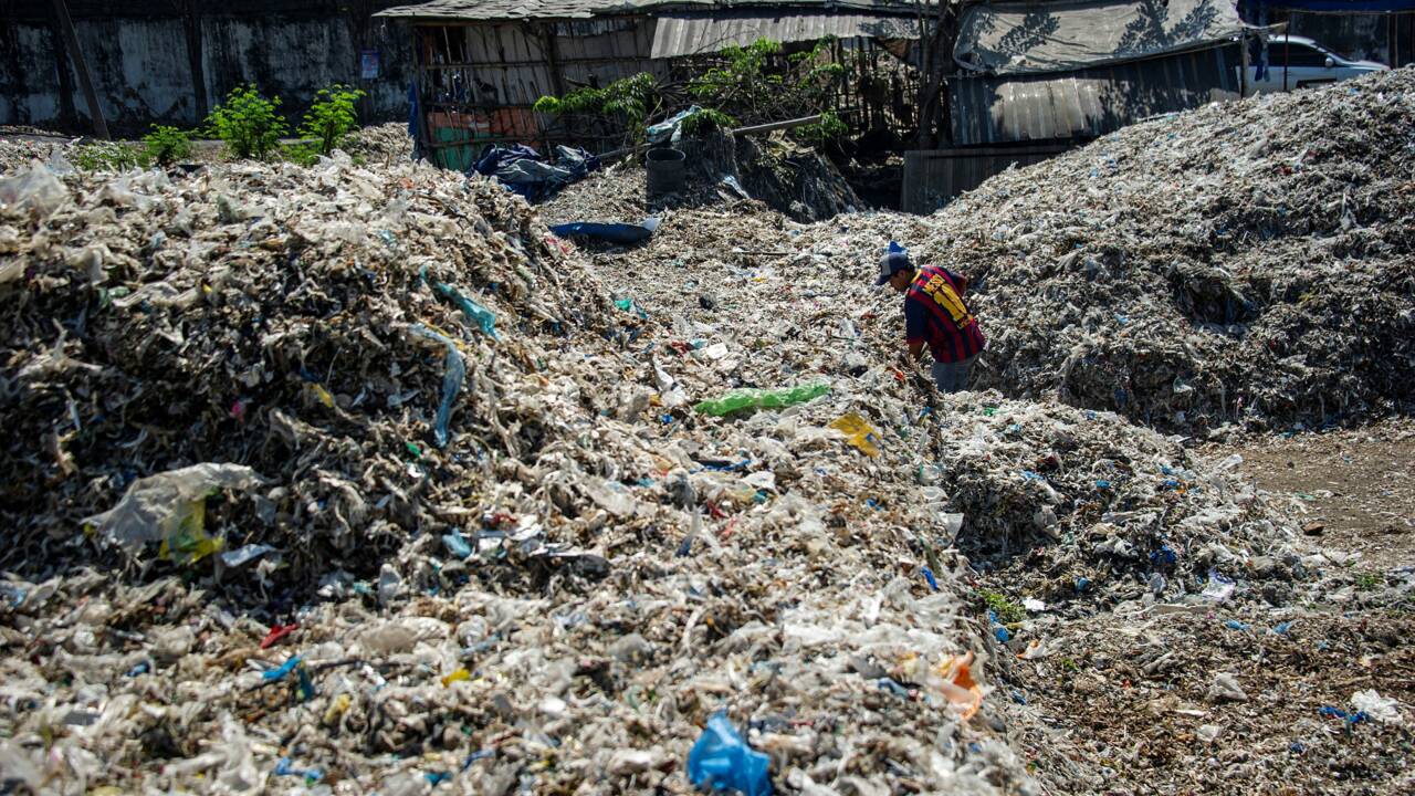 Les montagnes de déchets importés, "trésor" d'un village d'Indonésie