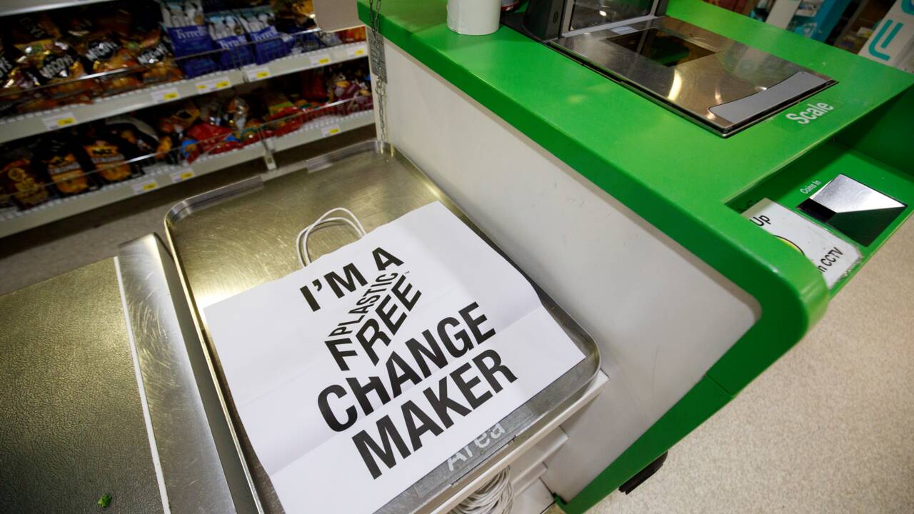 Au Royaume-Uni, des supermarchés poussés à réduire l'emballage plastique