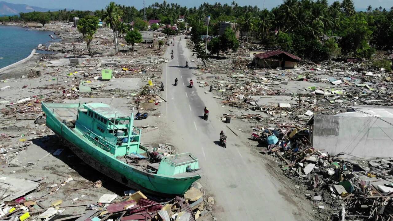 Séisme et tsunami en Indonésie : les dégâts vus du ciel à Palu