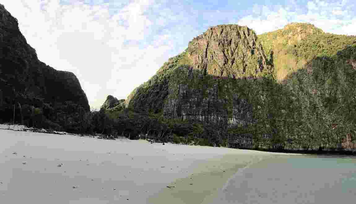 Thaïlande La Baie Rendue Célèbre Par Le Film La Plage