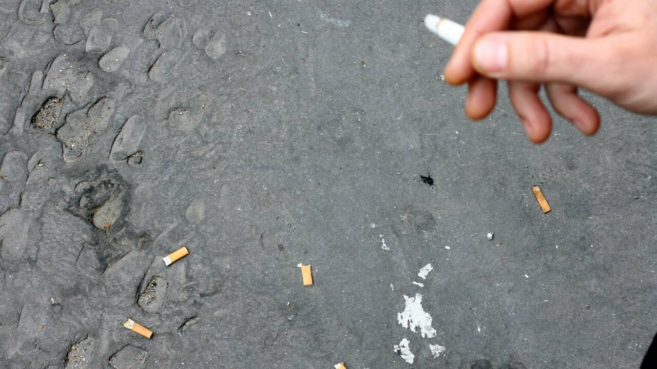 Mégots de cigarettes: la région de Bruxelles envoie la facture à l'industrie du tabac