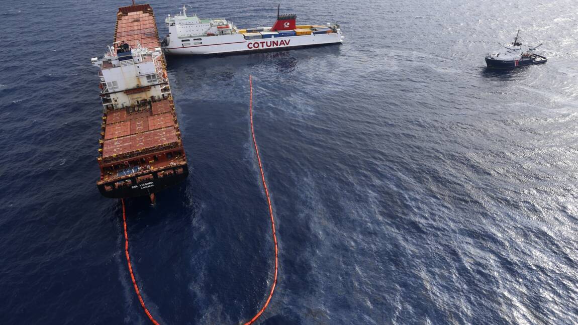 Collision de navires: il reste moins de 2% du carburant échappé en mer selon la préfecture